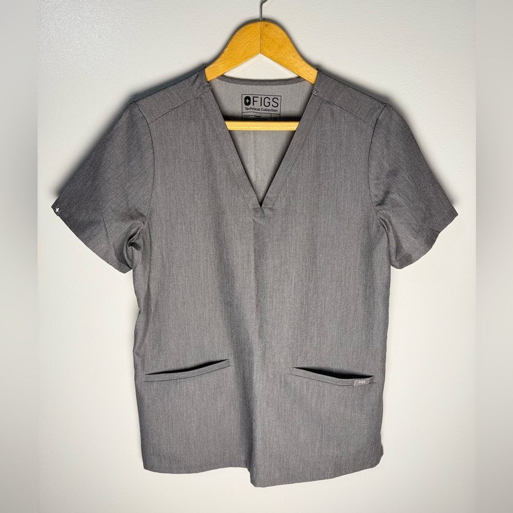 Figs Casma Three-Pocket Scrub Top Graphite | M